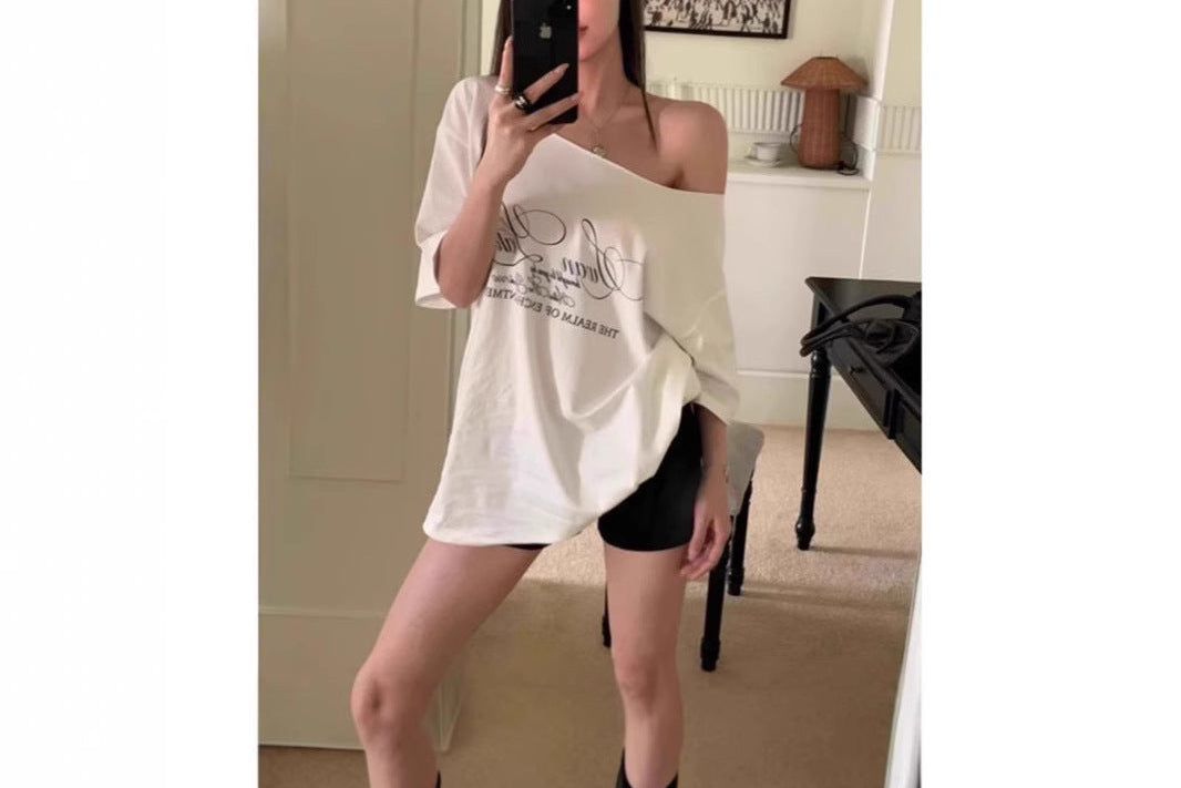 Camiseta Estampado Letras Hombro Descubierto — Manga Corta Suelta Mujer 2026